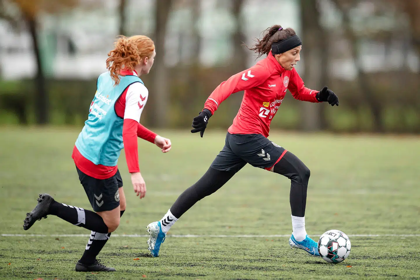 Nadia Nadim (th.) og Stine Ballisager Pedersen under et træningspas i Viborg forud det danske kvindelandsholds kamp tirsdag aften i EM-kvalifikationen mod Georgien.