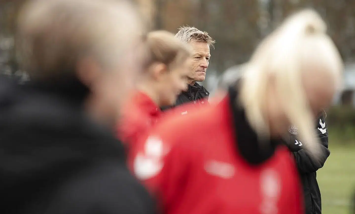 Lars Søndergaard er cheftræner for det danske kvindelandshold i fodbold. Her ses han under et træningspas i Viborg forud for tirsdag aftens kamp i EM-kvalifikationen mod Georgien.