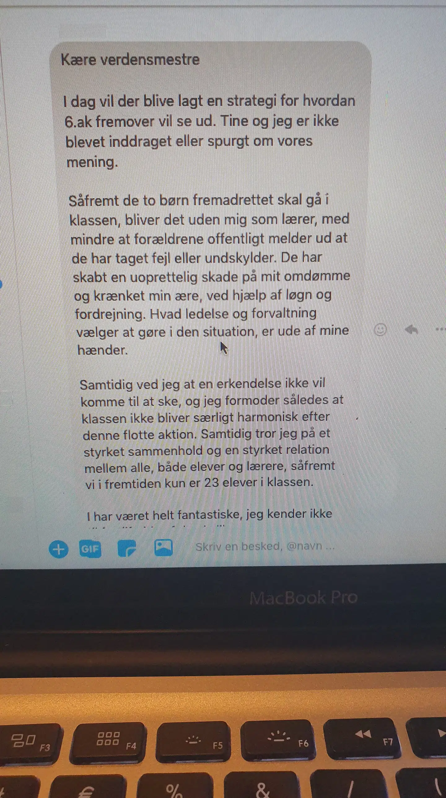 Brevet fra læreren til forældrene i den lukkede Messenger-tråd.