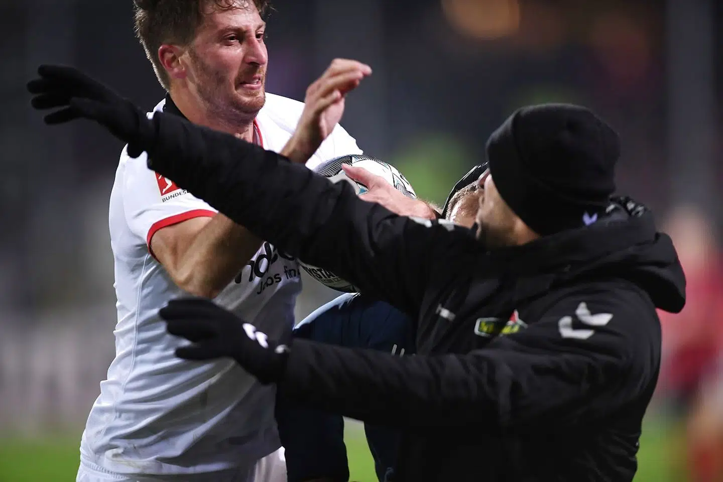 David Abraham (tv.) kom i infight med flere andre Freiburg-spillere efter episoden.