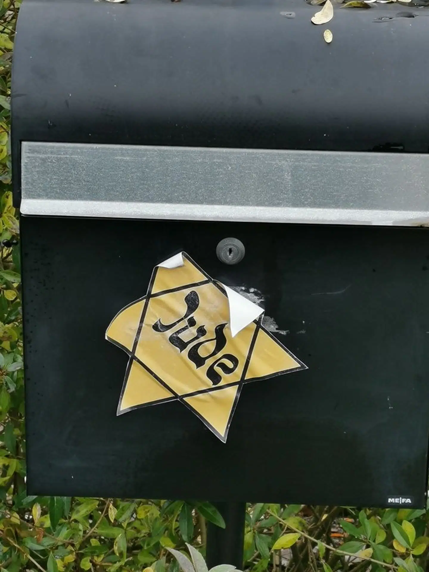 Postkassen med påklistret jødestjerne. Privatfoto