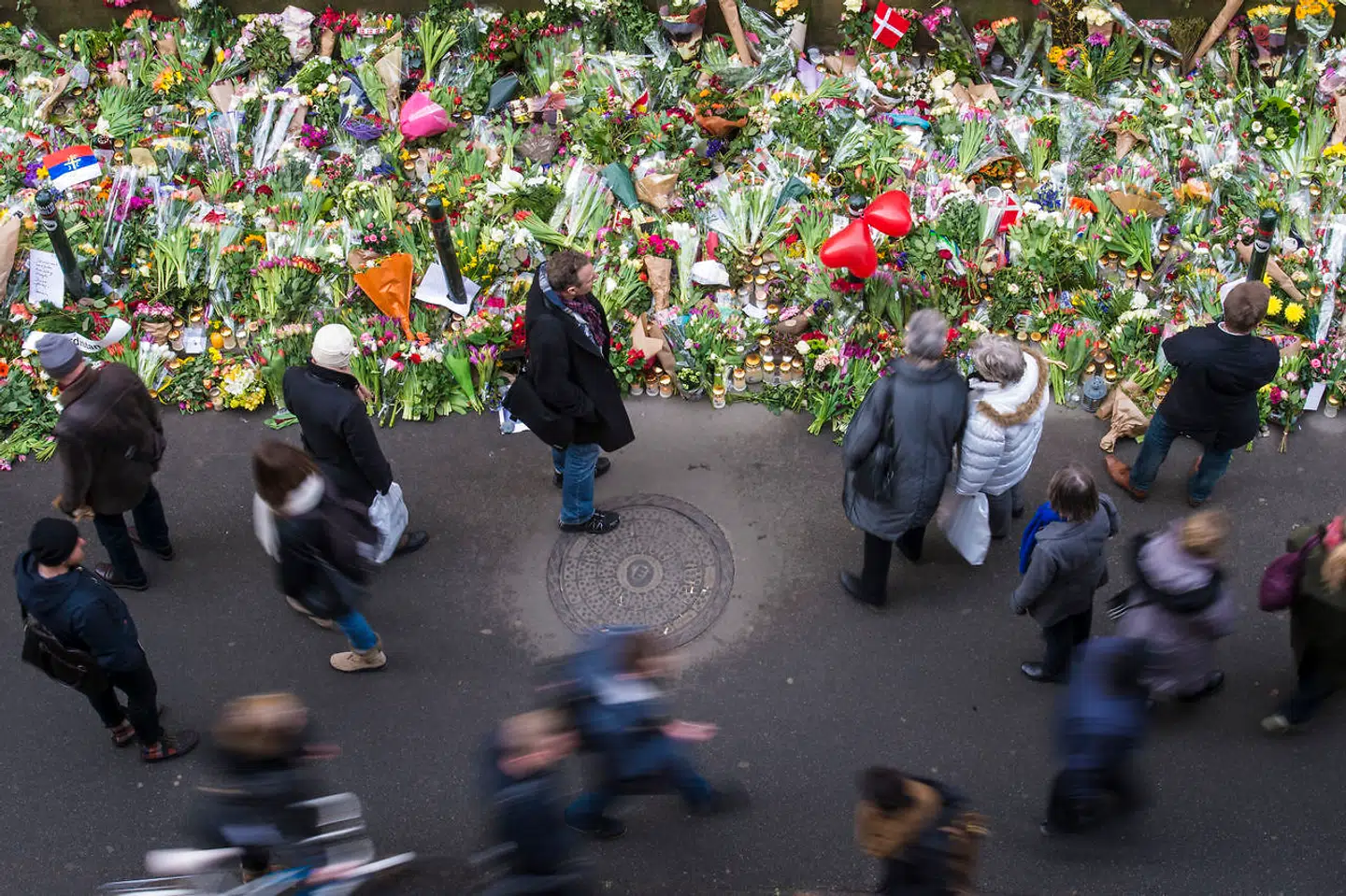 Mange lagde blomster foran den jødiske synagoge i Krystalgade, efter Dan Uzan blev skuddræbt 18. februar 2015, da han stod vagt ved en jødisk konfirmation.
