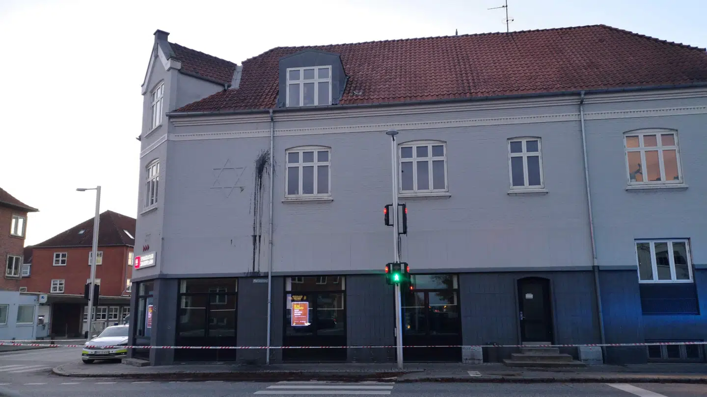 Bygningen på Mariagervej i Randers, hvor en davidsstjerne er blevet forsøgt overhældt med sort maling i weekenden.