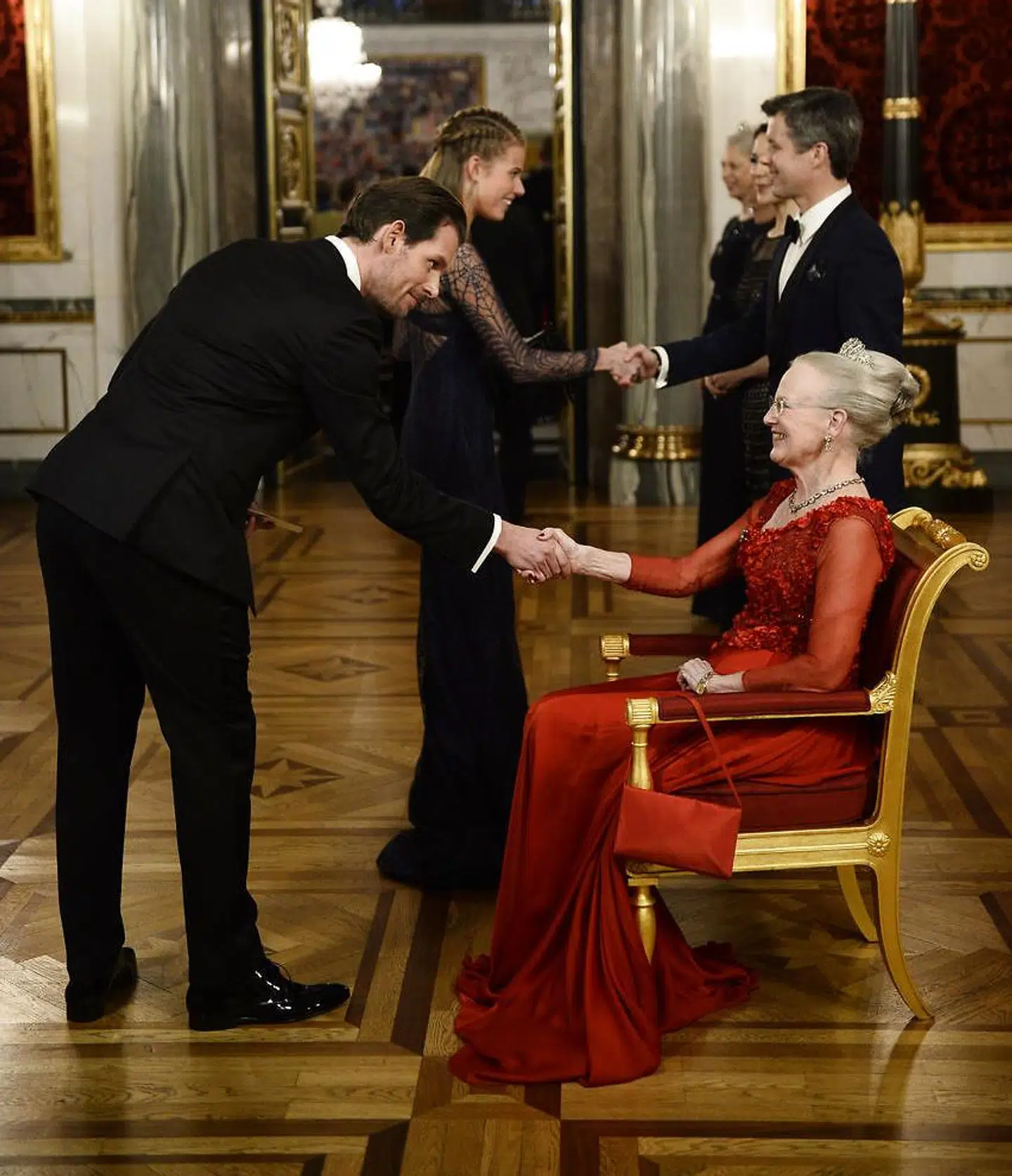 Rasmus Seebach hilser på dronning Margrethe da han i 2016 er inviteret til kulturbal på Christiansborg slot.