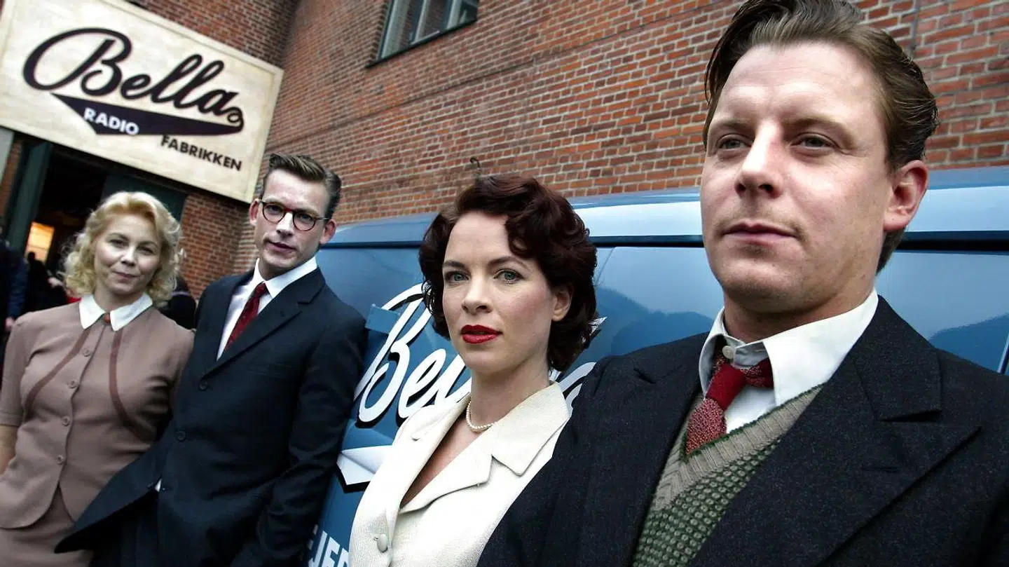 DR1s 'Krøniken' fra 2004 blev en kæmpemæssig seersucces. Her nogle af skuespillerne fra venstre: Anne Louise Hassing, som spiller Ida, Ken Vedesgaard, Erik , Maibritt Saerens, Søs, og Anders W. Berthelsen, Palle.