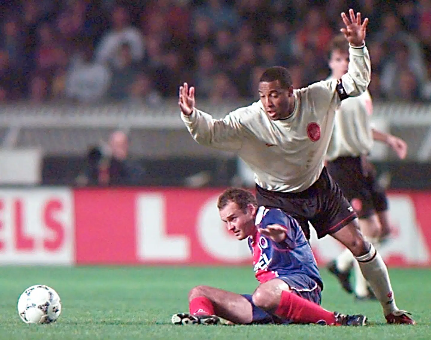 John Barnes (stående) i kamp for Liverpool, som han spillede i alt 407 kampe for.