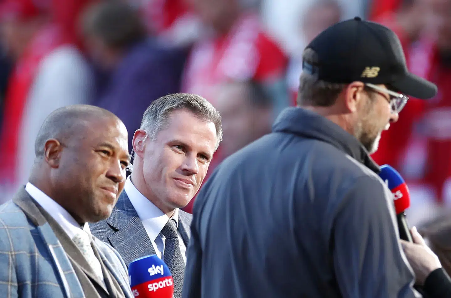 John Barnes (tv) og Jamie Carragher - to Liverpool-legender, der ser tilfredse ud med manager Jürgen Klopp.