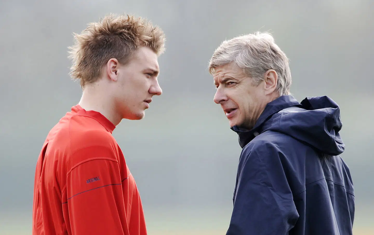 En meget ung Nicklas Bendtner (tv.) får sig en snak med Arsenals daværende manager Arsene Wenger tilbage i 2009