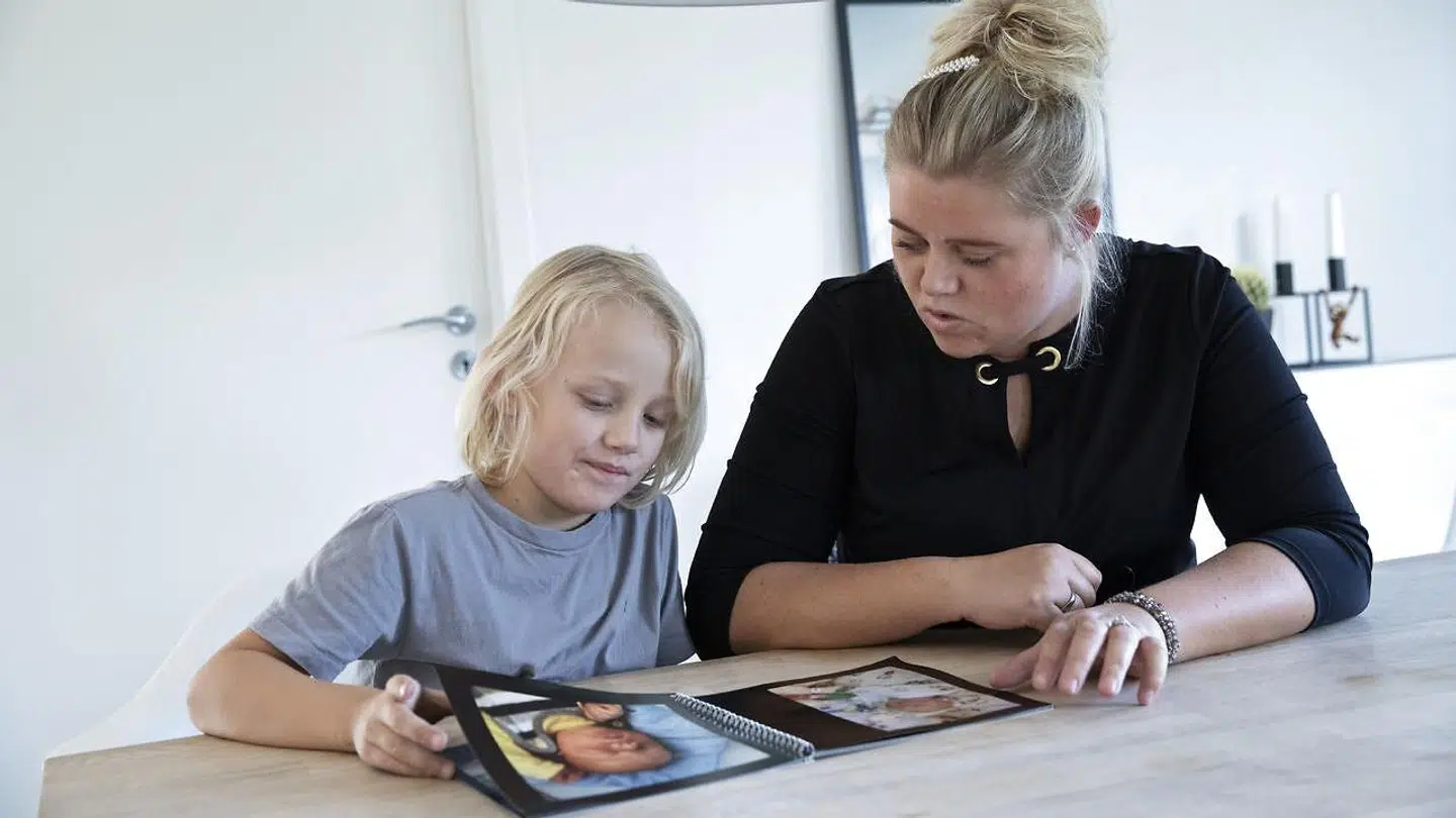 William er syv år. Han lider af en genfejl, der gør, at han ofte har lungevejsinfektioner og lungebetændelse. Her kigger han på fotos, fra han var lille, sammen med sin mor.