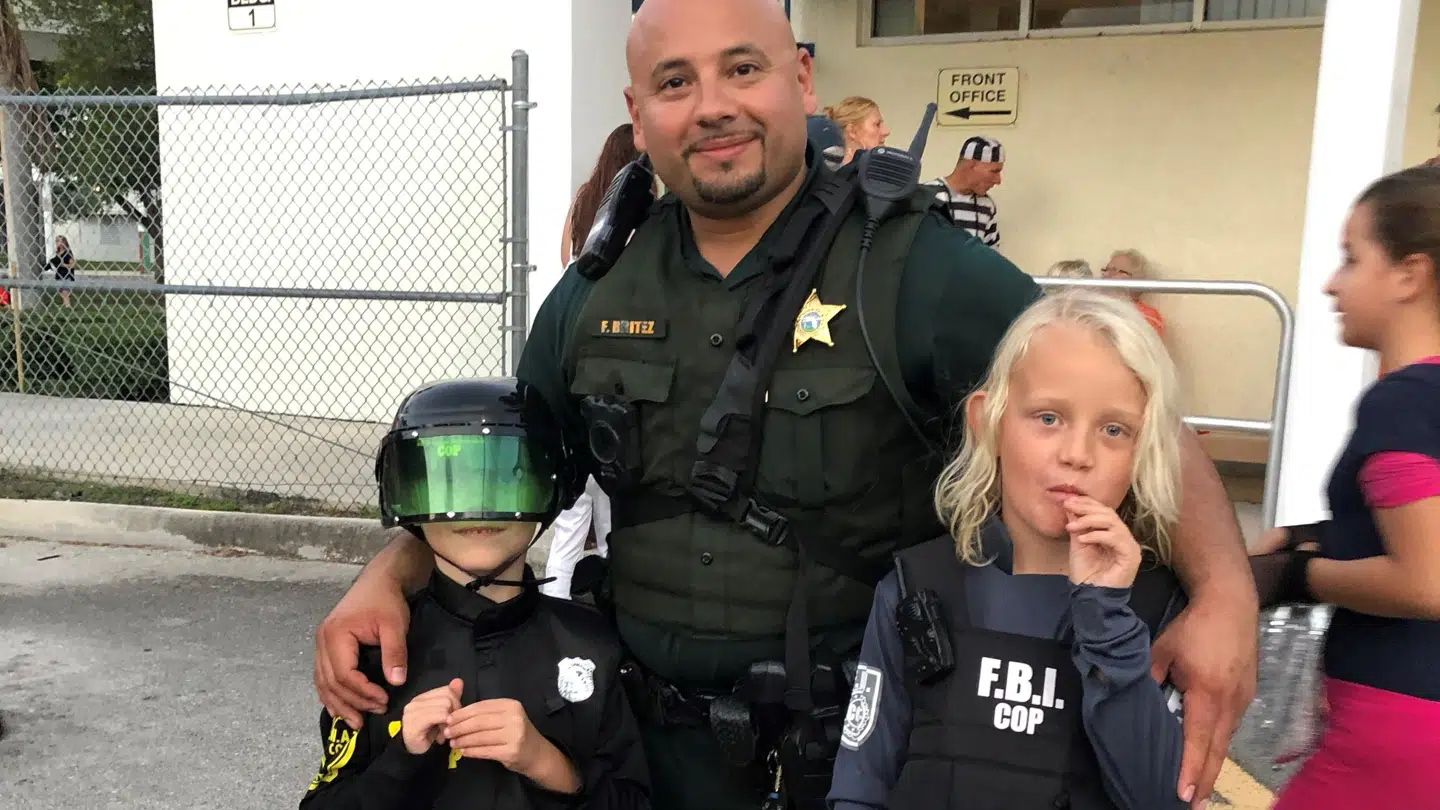 William (th.) med sheriffen på den lokale skole i Florida ved halloween. Foto: Privat.