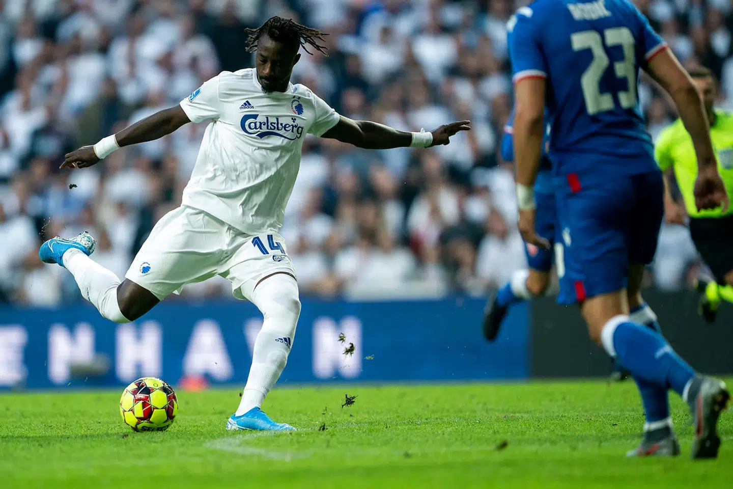 Dame N'Doye i aktion i Champions League-kvalifikationskampen mod Røde Stjerne i Parken.