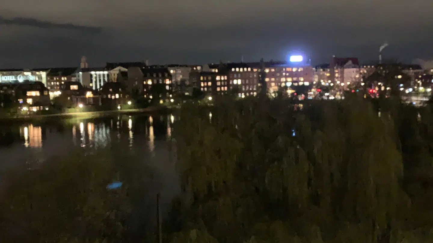 Den nye LED-skærm set fra Jytte Hildens lejlighed.