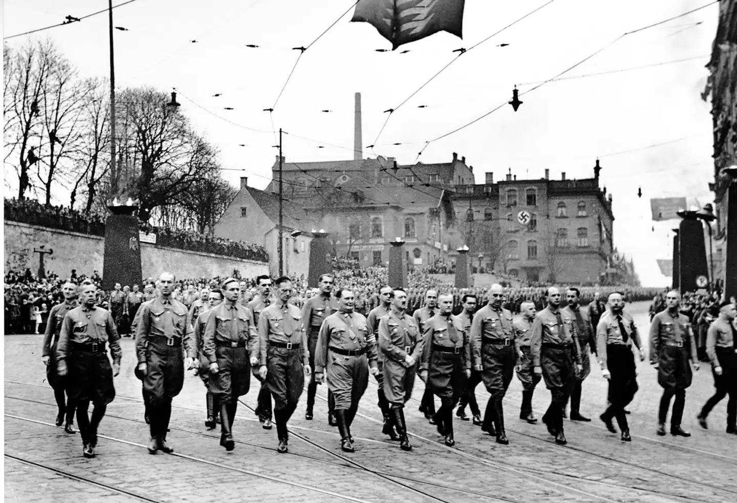 Hitler marcherede gennem Munchen få timer før Krystalnatten. Om aftenen og natten ødelagde et stort antal jødiske synagoger, kirkegårde og butikker.