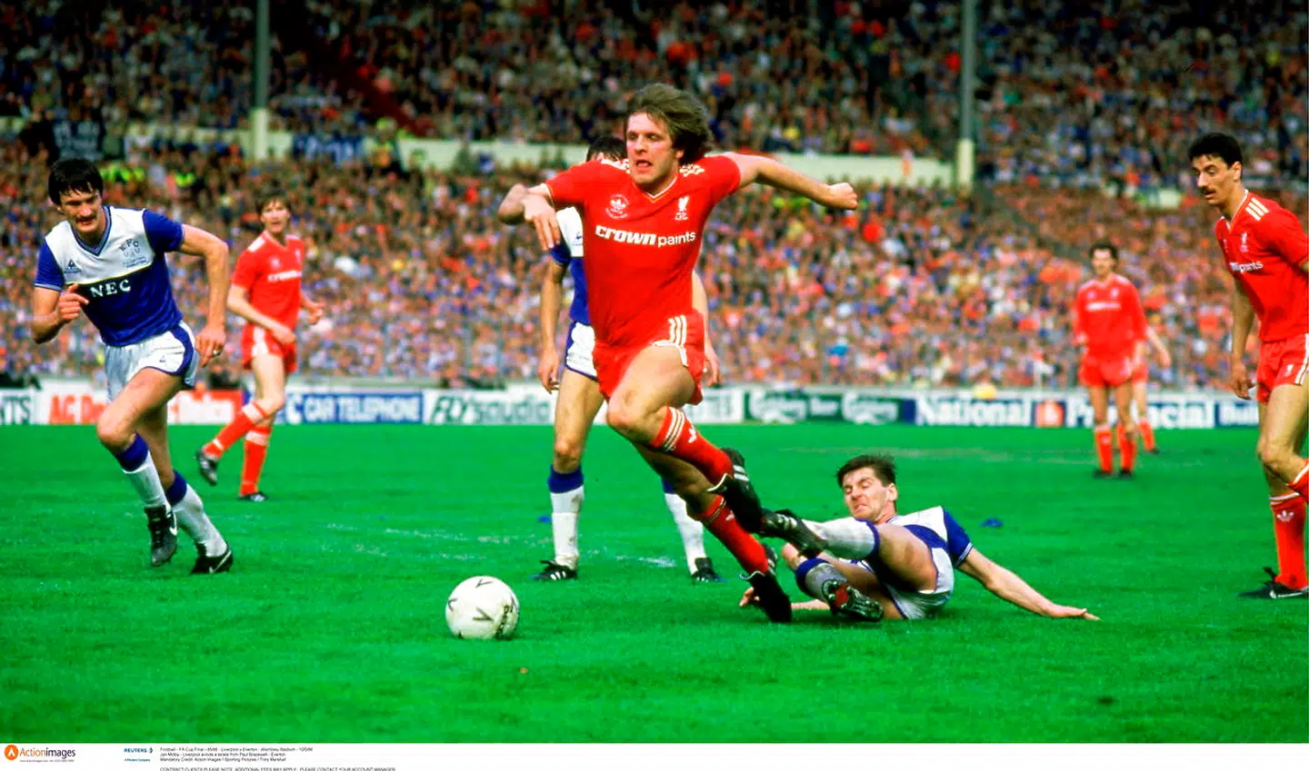 Jan Mølby i kamp under FA Cup-finalen i 1986 - mod lokalrivalerne fra Everton.