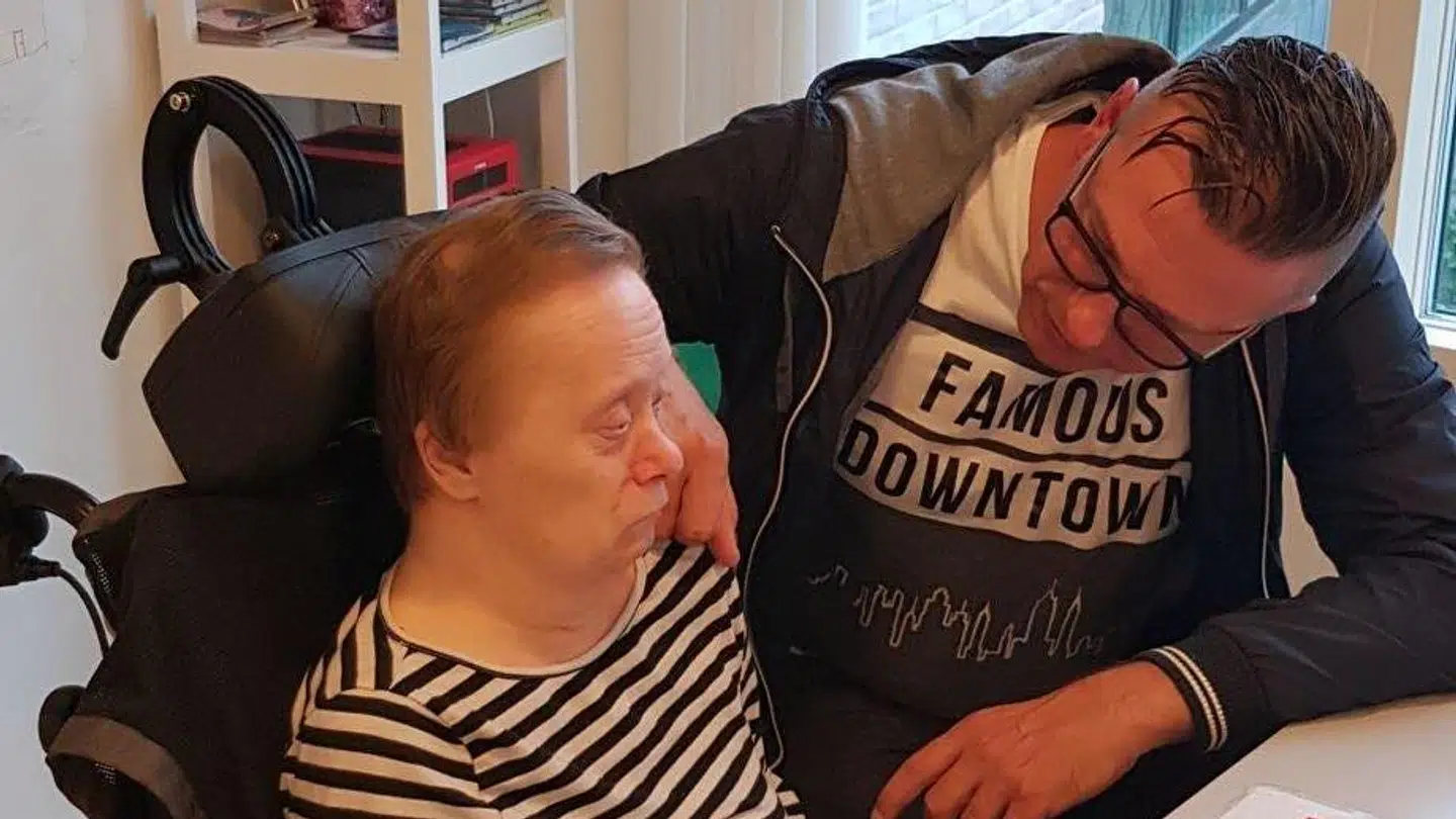 Thomas sammen med sin søster Gitte på det nye bosted, hvor hun bor i dag. Foto: Privat.