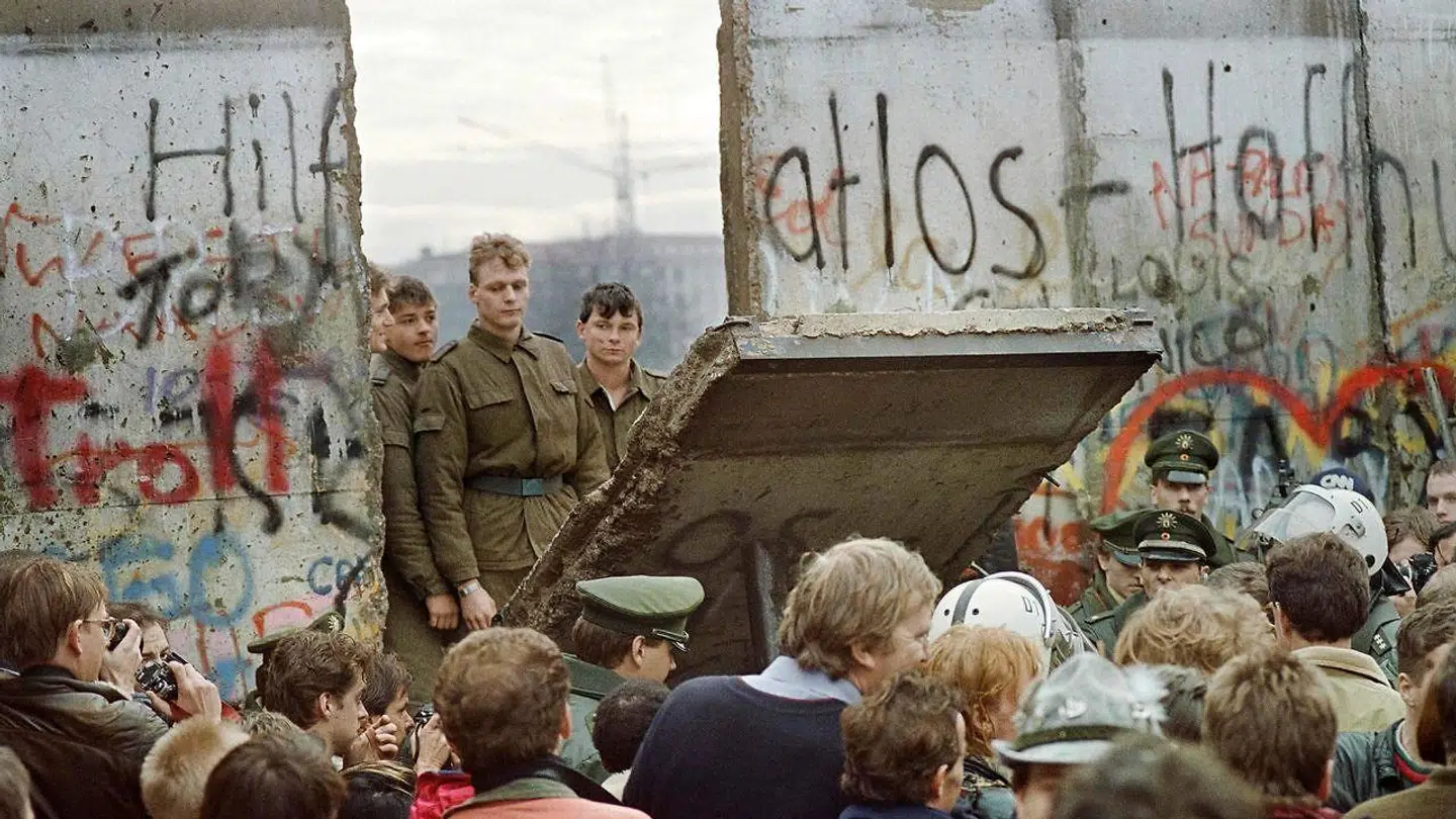 Sådan så det ud i 1989, da Berlinmuren, der delte Østyskland og Vesttyskland, faldt.
