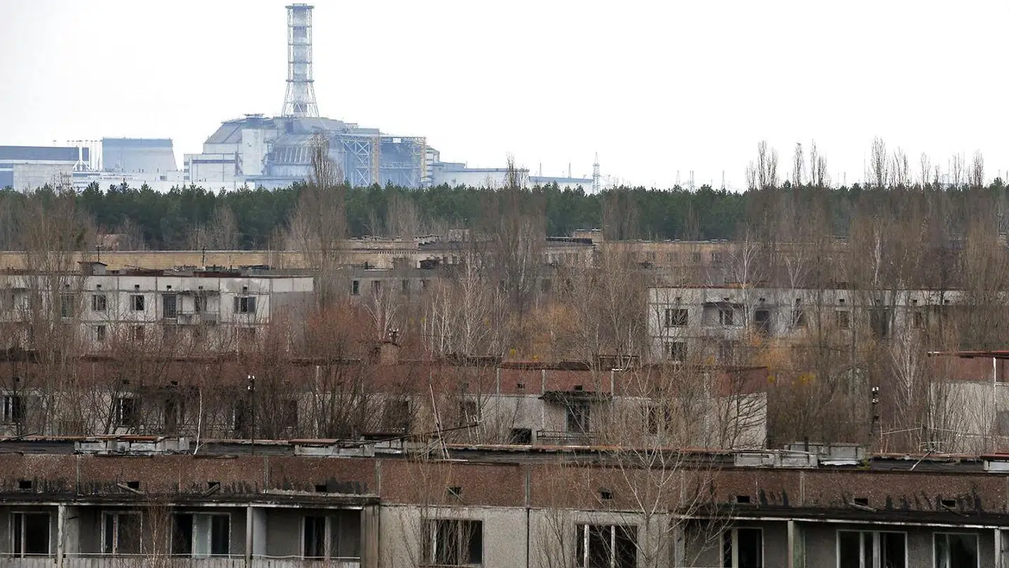 Byen Pripyat havde engang 50.000 indbyggere, men efter ulykken på atomkraftværket i 1986 blev byen forladt. Atomkraftværket i Tjernobyl kan ses i baggrunden.
