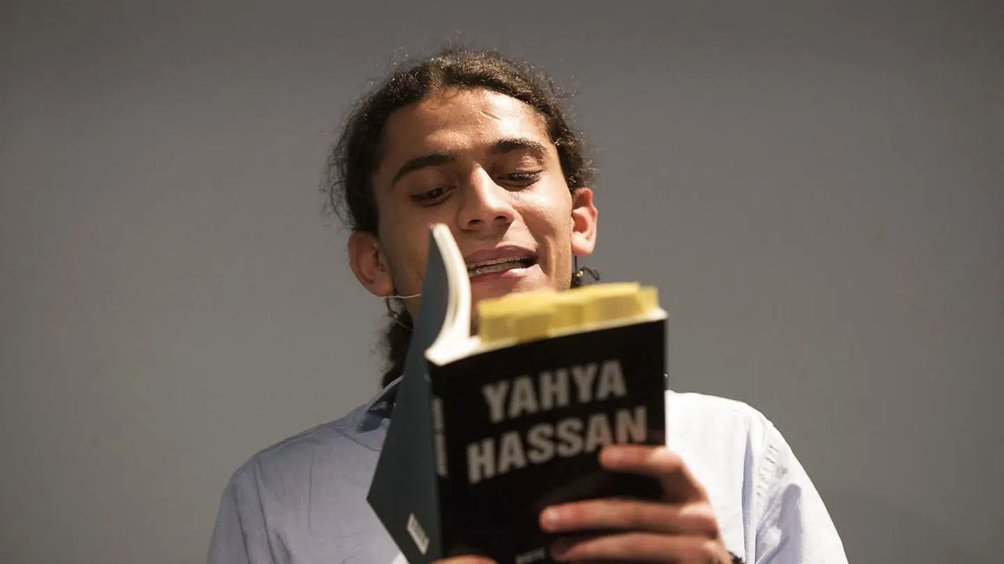 (ARKIV) Yahya Hassan læser op af sin første bog.