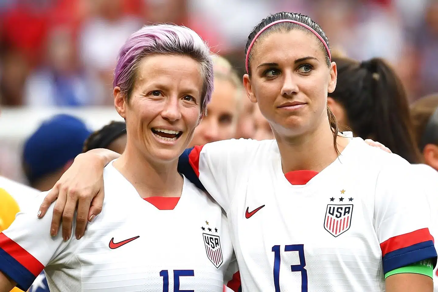 Her ses Megan Rapinoe (tv.) og Alex Morgan (th.), der er to af USAs største fodboldstjerner.