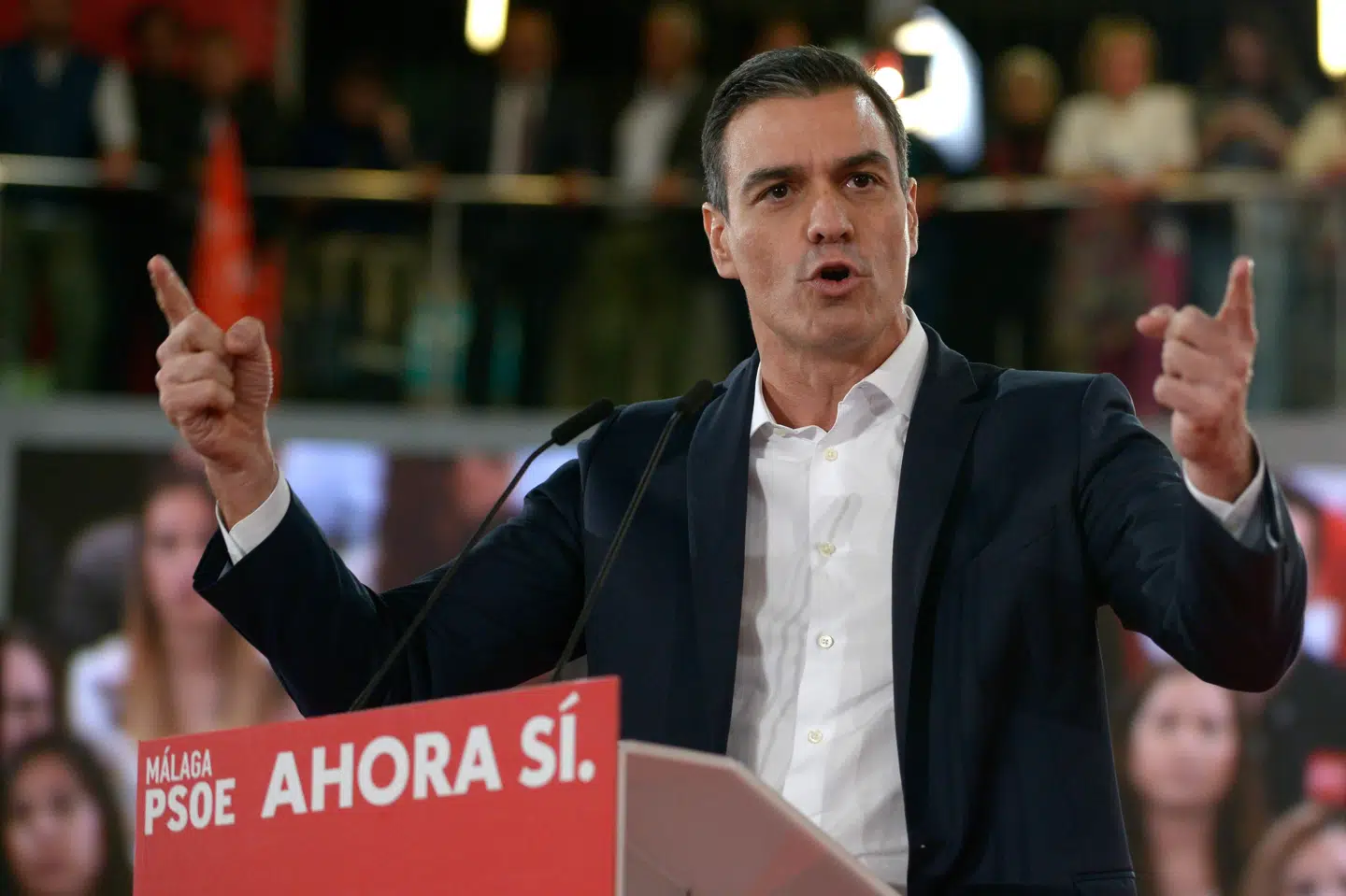 Spaniens premierminister, Pedro Sánchez, og hans socialdemokratiske parti, PSOE, står til atter at blive dominerende i parlamentet efter søndagens valg, men uden klart flertal. Jorge Guerrero/Ritzau Scanpix