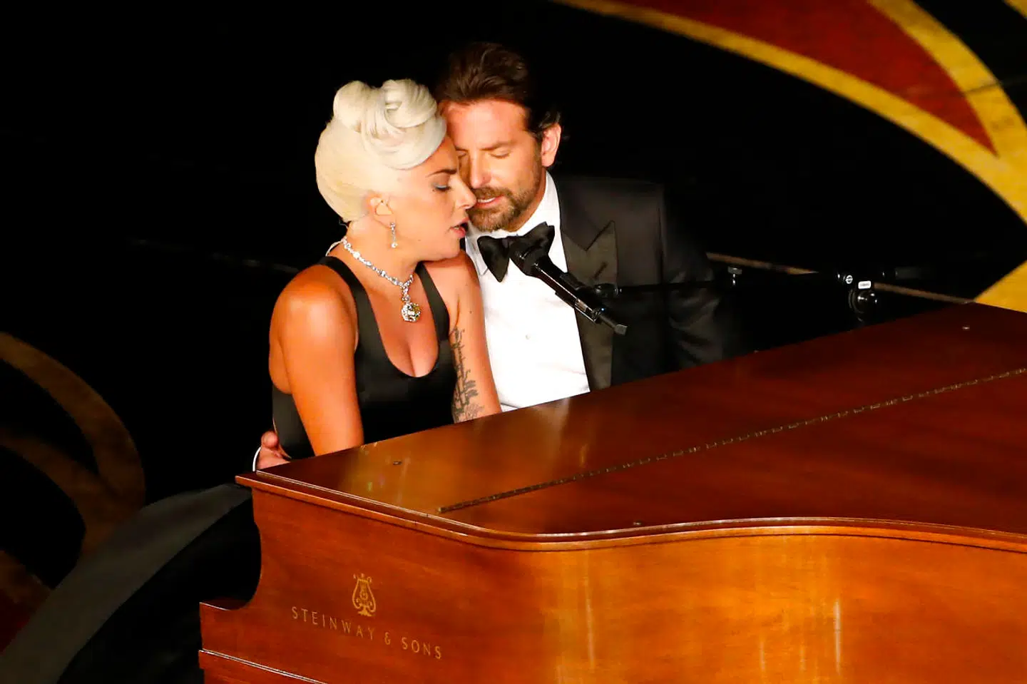 ARKIVFOTO af Lady Gaga og Bradley Cooper under deres Oscar-optræden.