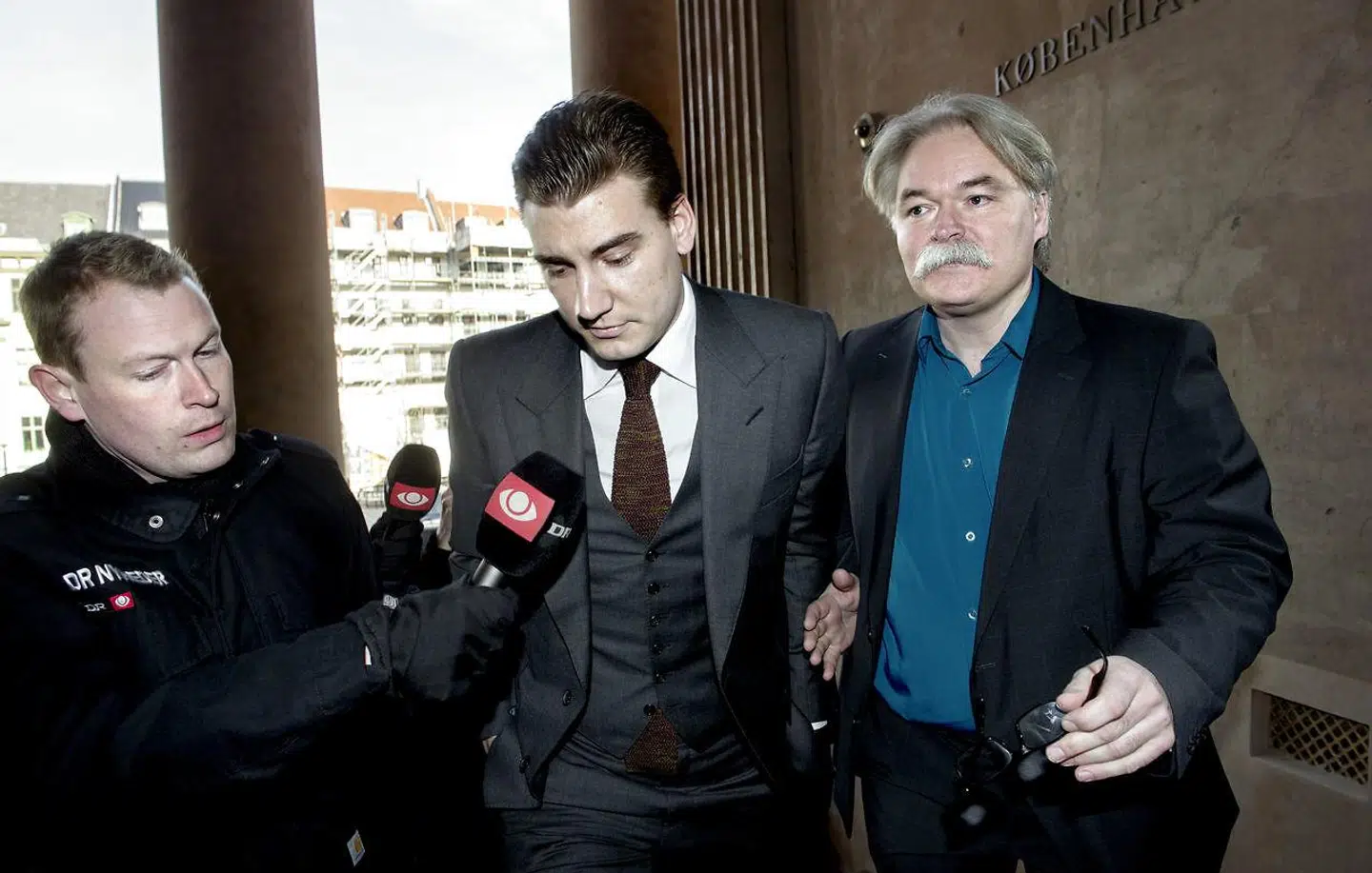 Nicklas Bendtner og Jesper Lynghus i forbindelse med retssagen efter fodboldspillerens spritkørsel ved Gammel Strand i 2013.