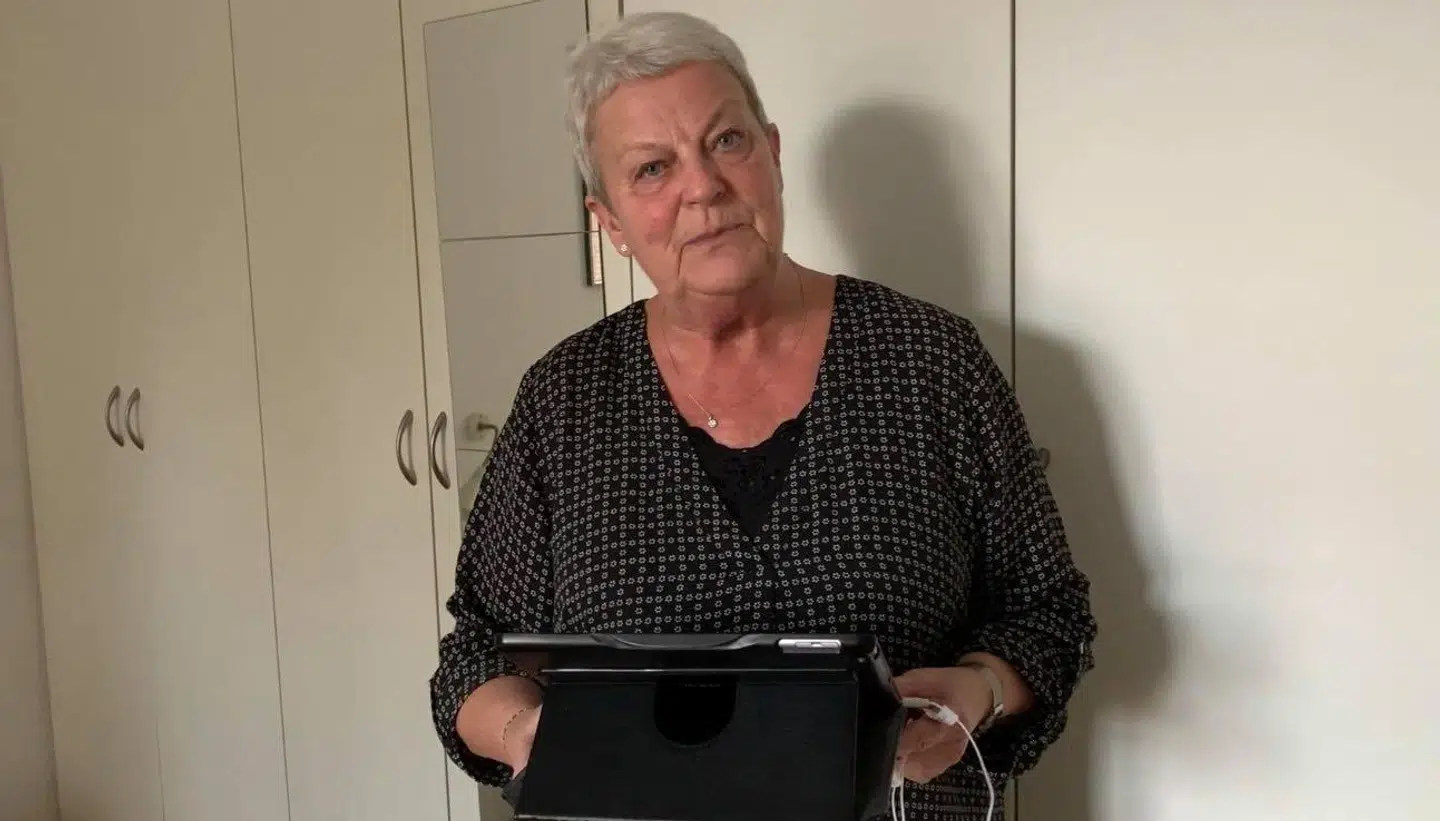 Anna Lissi Poulsen og hendes mand hører lydbøger på hver sin iPad, når de skal sove. Ellers holder støjen dem vågne.
