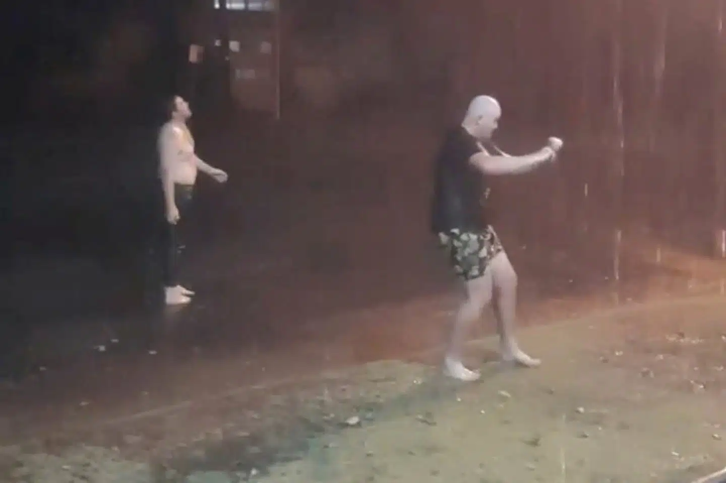 Landmænd danser i regnen for at fejre et sjældent større regnvejr i  Australiens delstat New South Wales. Men en tørke fortsætter i store dele af landet, og regeringen har nu bevilget milliarder til en omfattende kriseplan. The Port Of Bourke Hotel/Reuters