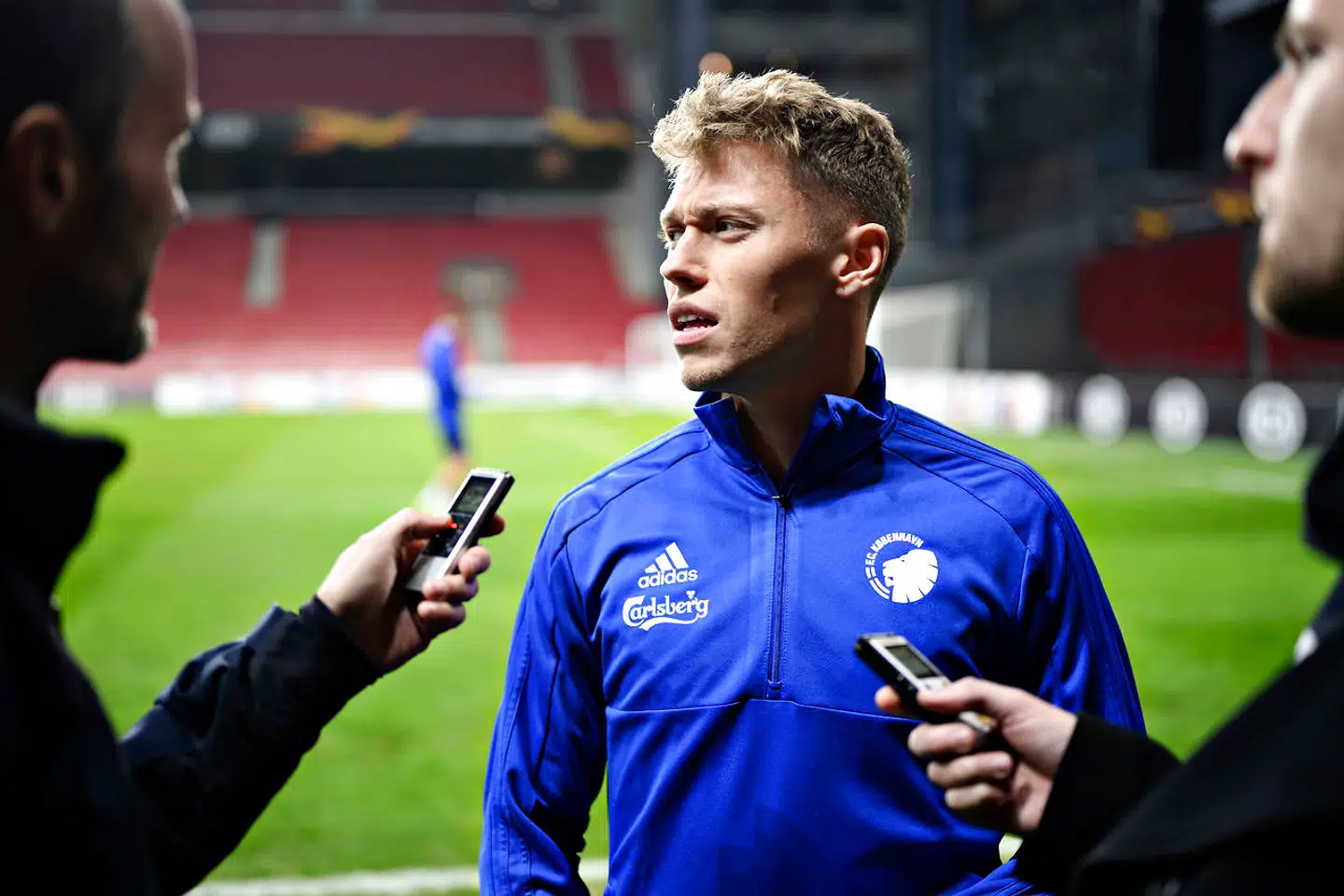 Viktor Fischer besvarer journalisternes spørgsmål forud for opgøret mod Dynamo Kiev i Europa League.
