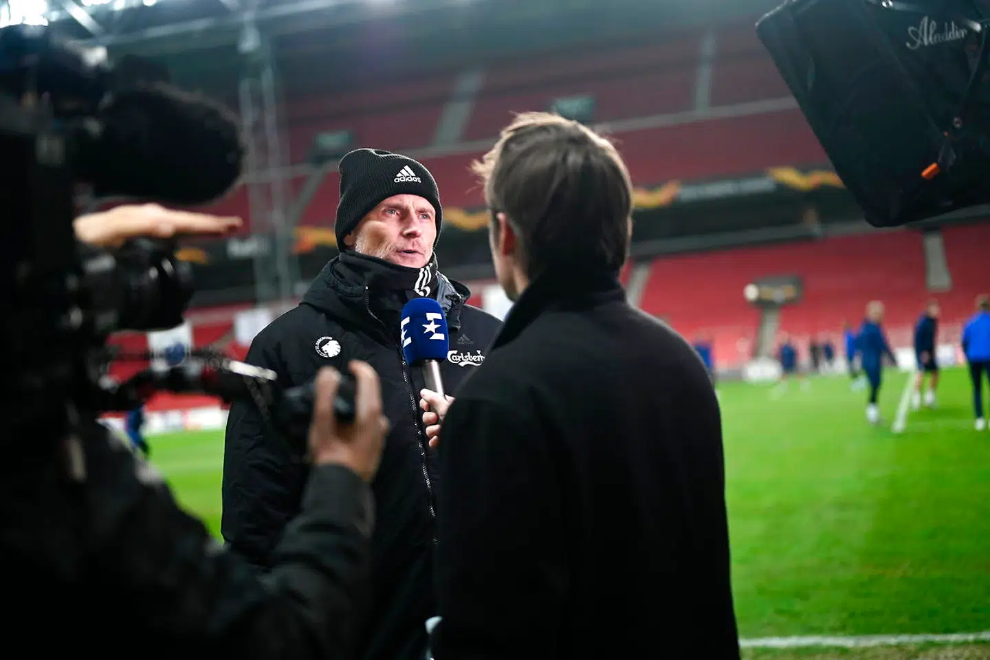 Ståle Solbakken bliver interviewet i Telia Parken inden kampen mod Dynamo Kiev.