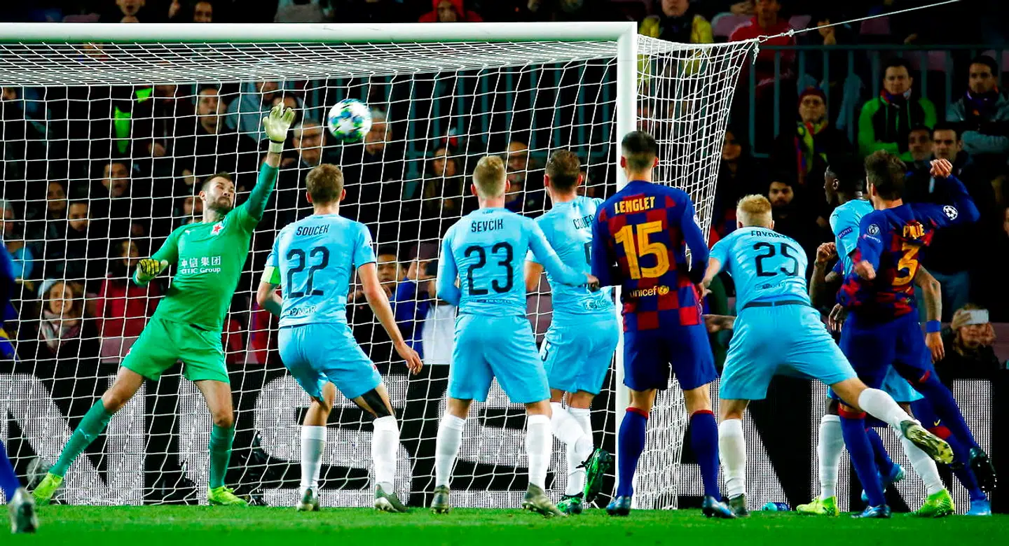 Ondrej Kolar redder et af de mange FC Barcelona-forsøg.