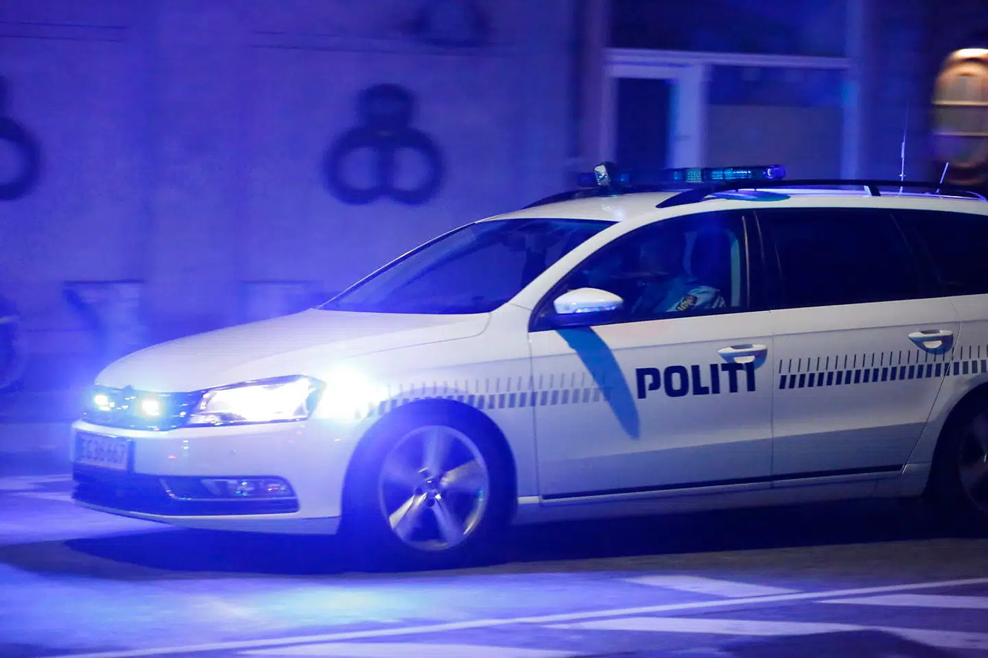 Politibil under udrykning / med blå blink