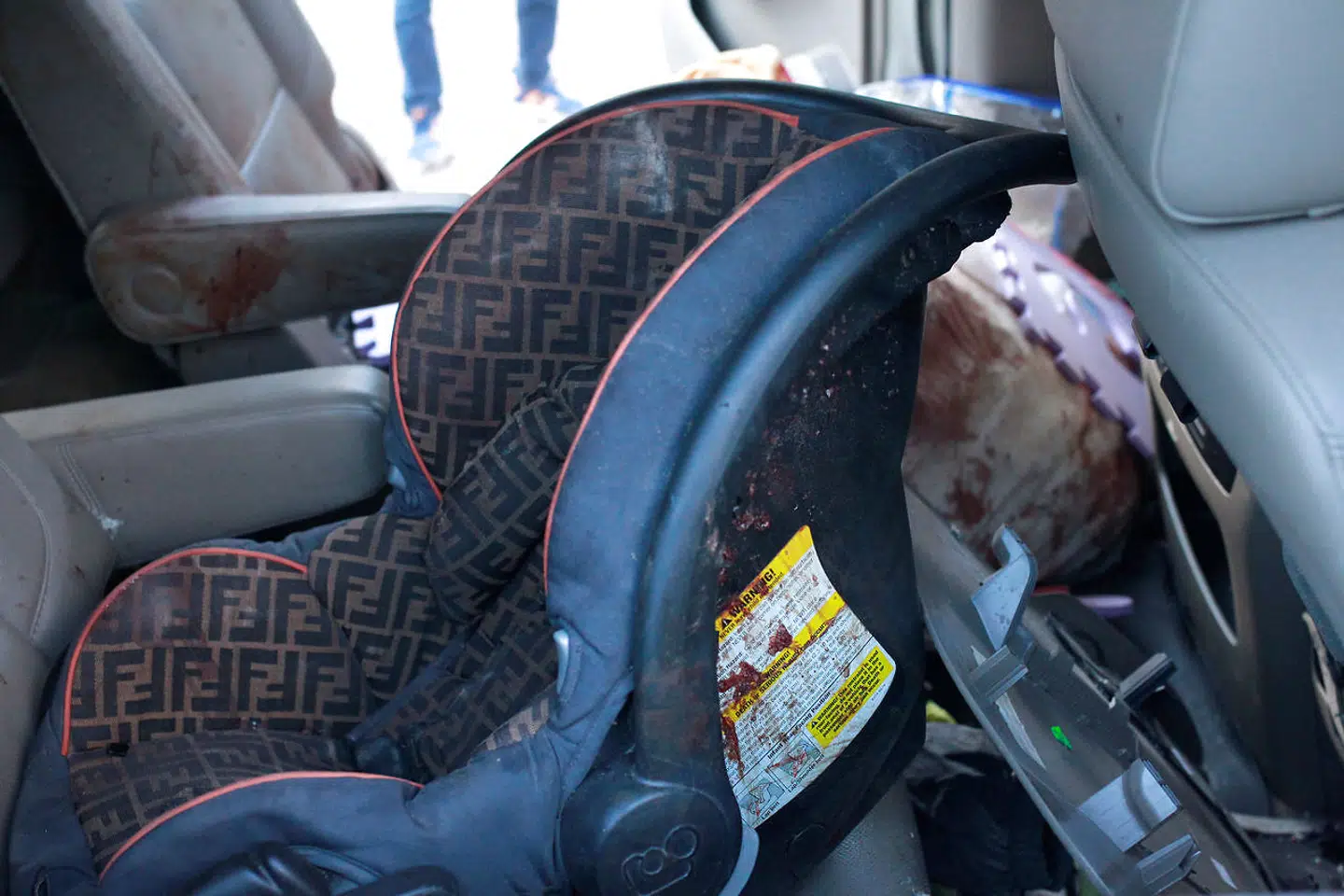 Det syn, der mødte familien til de dræbte efter massakren, var grusomt. De helt små børn blev dræbt, mens de sad fastspændt i deres barnesæder. Nogle blev skudt, mens andre var fanget i brændende biler.