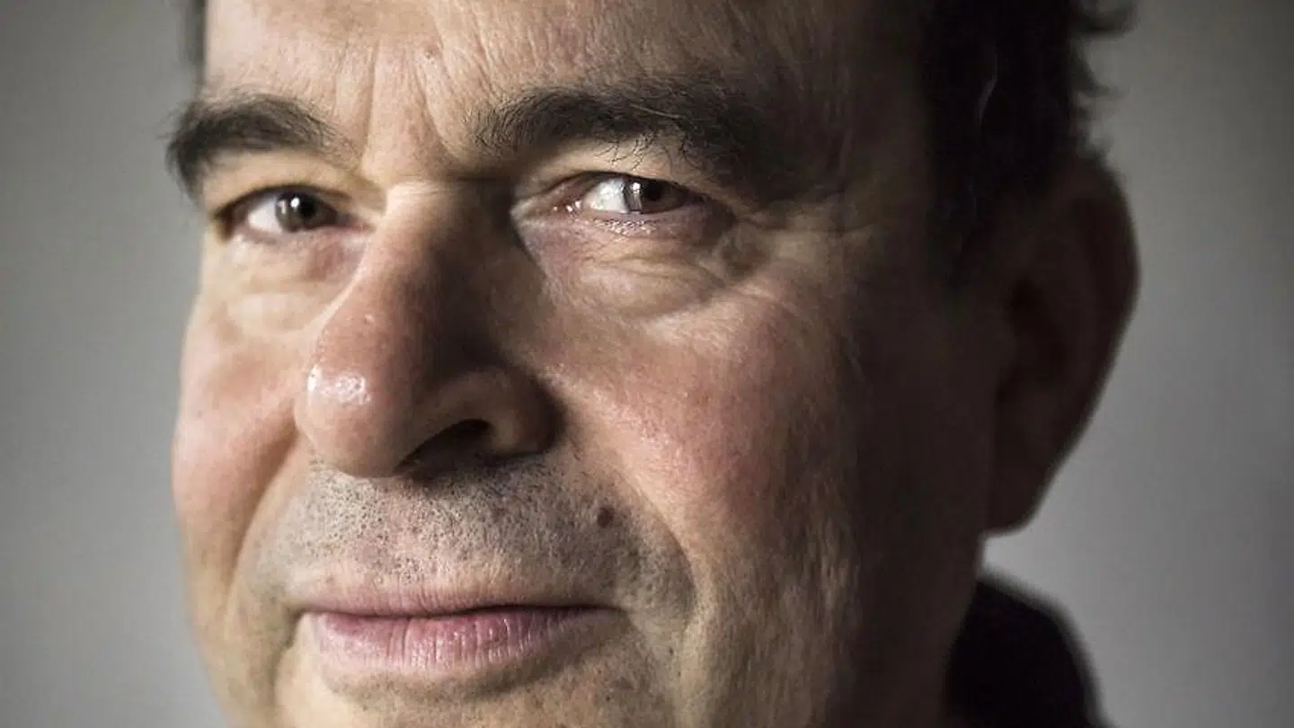 Journalist Arne Notkin måtte insistere, researche og betale for en undersøgelse selv, før han fik den korrekte diagnose. Det viste sig, han havde kræft, som havde nået at sprede sig til flere steder i kroppen.