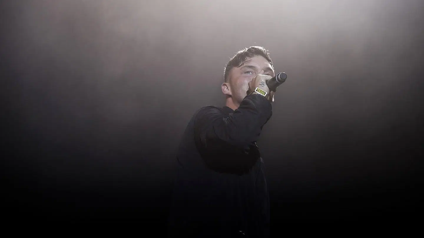 Rapperen fra Rødovre er med på nummeret 'Oui', der har opnået hele 24 millioner streams på Spotify.