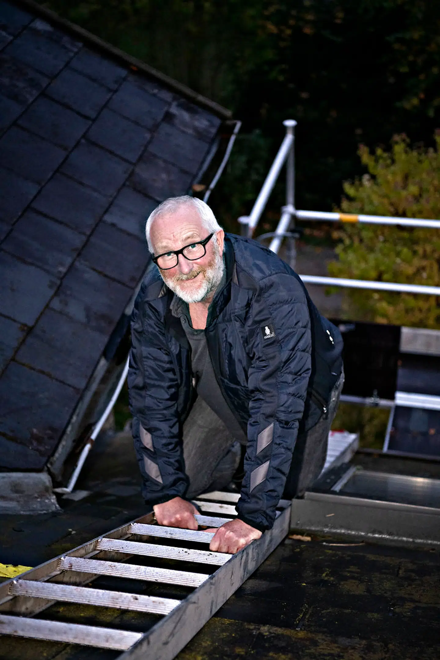 Han vil ikke fotograferes med sin kat, men B.T. får ham op at balancere på en stige. Peter Aalbæk har altid måttet balancere mellem den trygge hjemstavn og det frygtløse miljø på Zentropa.