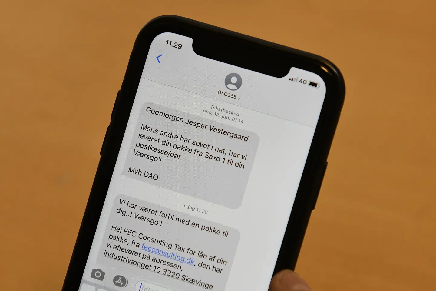 Den falske sms fra pakkefirmaet Dao lander i en tråd sammen med ægte sms'er fra Dao.