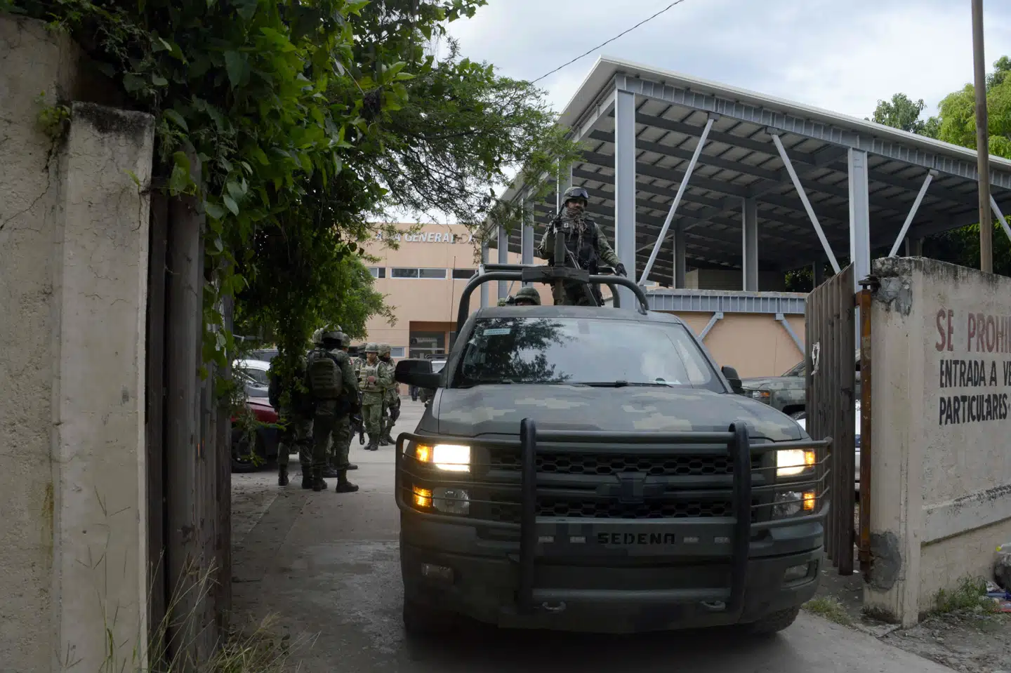 Et militært køretøj på vej ud fra anklagemyndighedens bygning i Tepochica i delstaten Guerrero, da 15 mennesker var blevet dræbt i midten af oktober. Ved et nyt angreb i det nordlige Mexico er mindst tre kvinder og seks børn blevet dræbt ved et baghold. Mindst tre kvinder og seks børn er nu blevet dræbt ved et baghold i det nordlige Mexico. De dræbte var alle med i et mormonsk samfund. Francisco Robles/Ritzau Scanpix