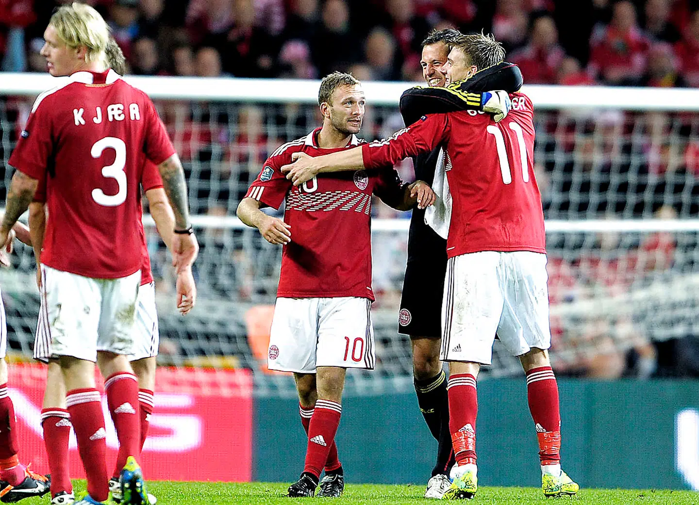 Simon Kjær, Dennis Rommedahl, Thomas Sørensen og Nicklas Bendtner fester i Parken efter sejren over Portugal tirsdag den 11. oktober 2011.