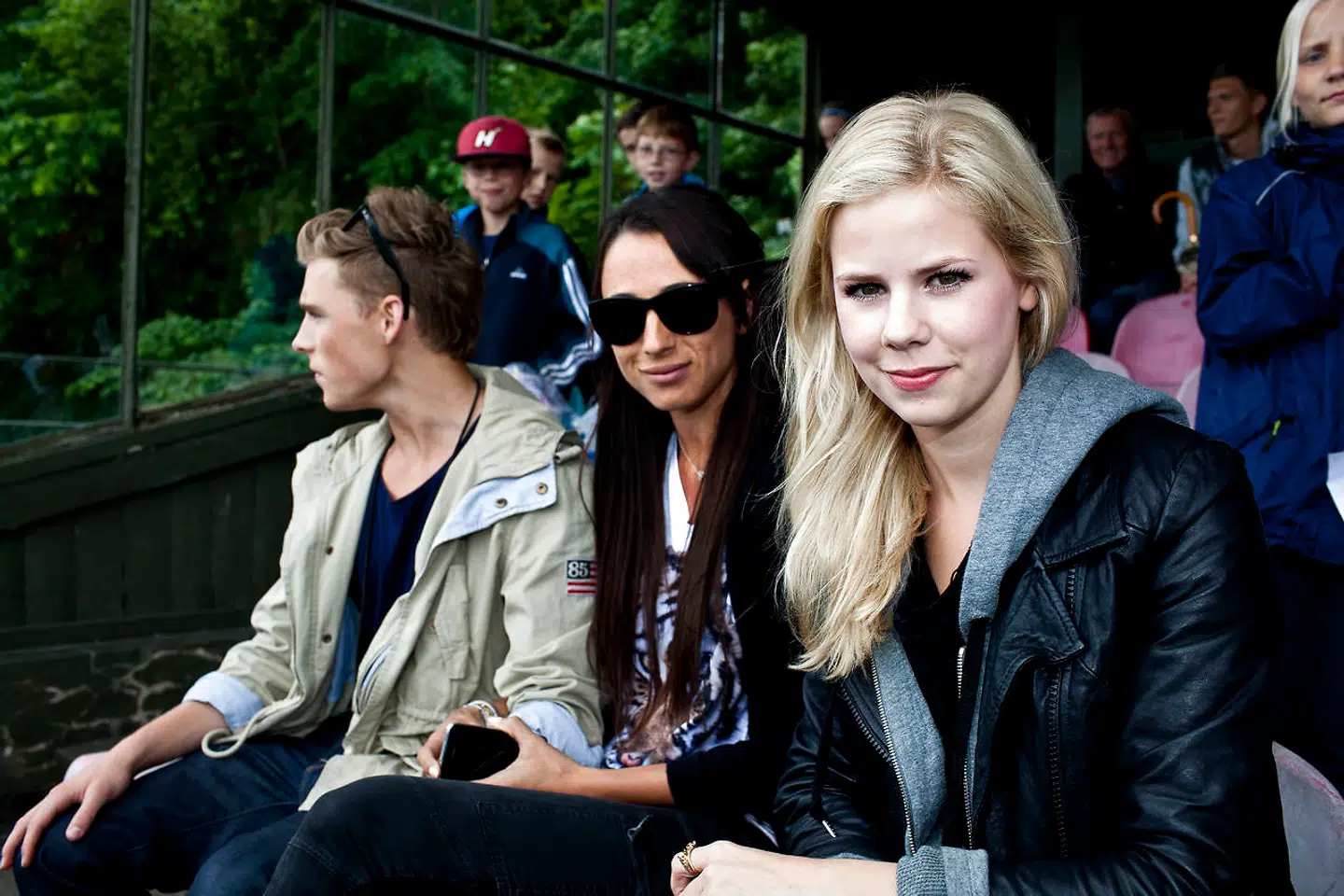 Julie Zangenberg med Medina og Christopher ude og se fodboldlandsholdet træne i 2012.