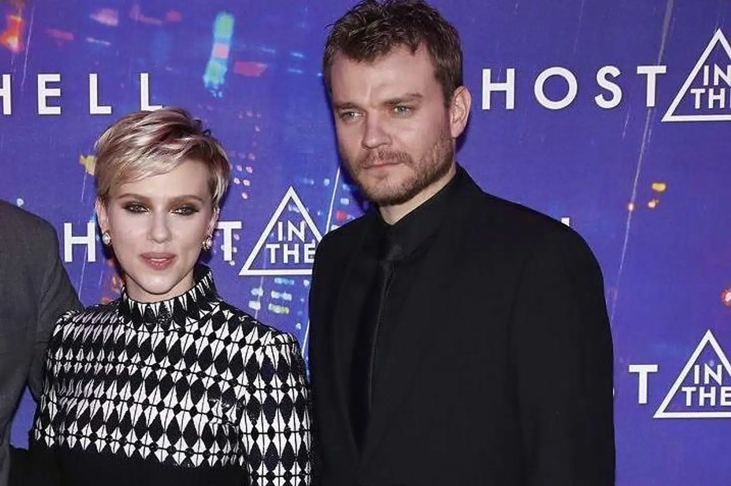 Pilou Asbæk og Scarlett Johansson, som han spillede overfor i 'Ghost in the shell'. I dag kalder han hende en god ven.