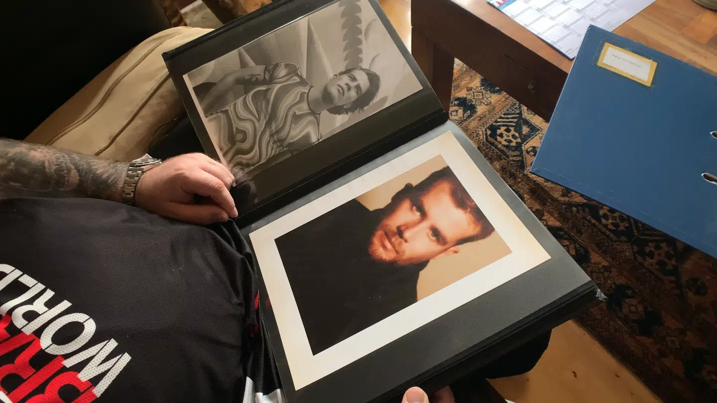 Peter Christensen bladrer igennem de gamle modelbilleder.