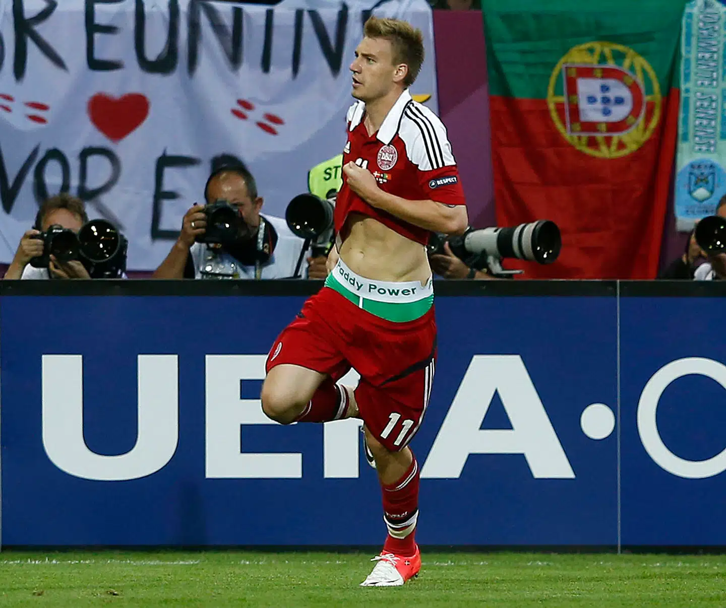 På én og samme eftermiddag scorede Nicklas Bendtner to mål mod Portugal – og to millioner kroner fra bettingfirmaet Paddy Power, der betalte angriberen for at fremvise underbukserne under EM i 2012.