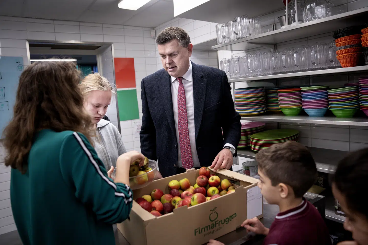 Fødevareminister Mogens Jensen (S) uddeler sammen med Anna og Sarah fra 9x, i anledning af tiårs jubilæet for skolefrugtsordningen i Danmark, dagens frugt og grønt til Frederiksgård Skoles elever, på Nørrebro i København. Liselotte Sabroe/Ritzau Scanpix