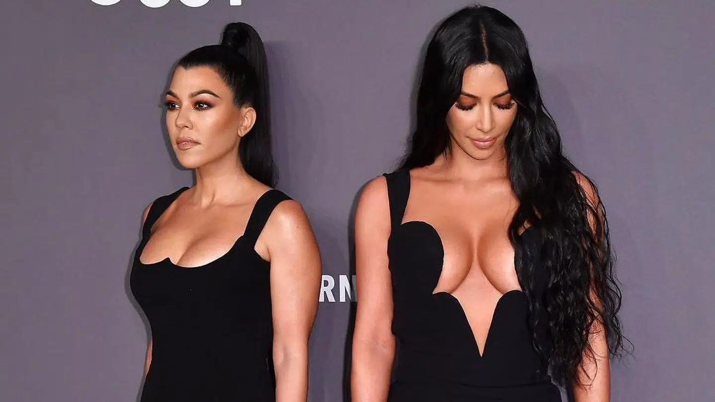 Kourtney Kardashian og søsteren Kim Kardashian.