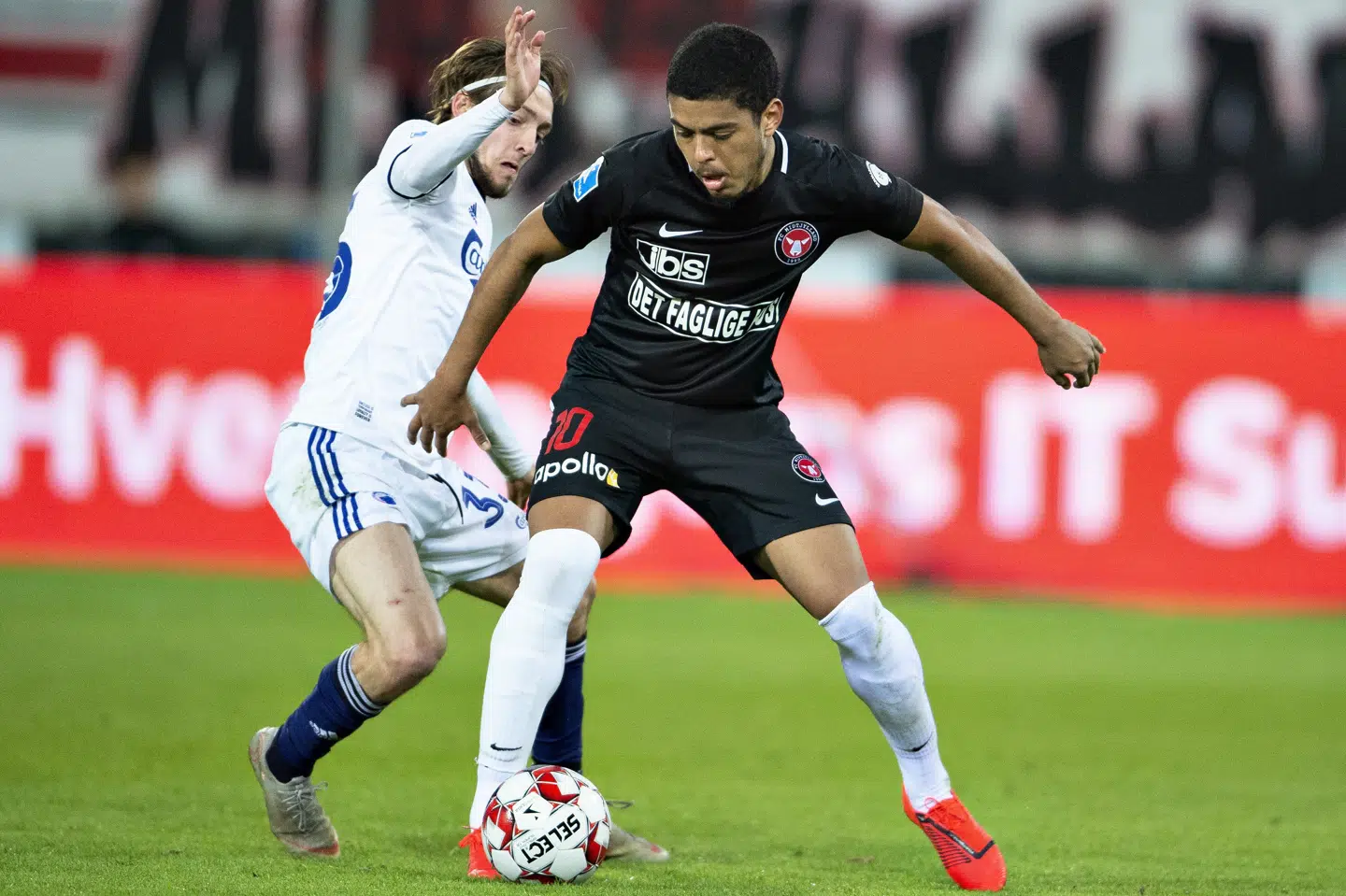 FC Midtjyllands Evander (til højre) og FC Københavns Rasmus Falk kan måske komme til at stå over for hinanden igen på søndag. Fire point skiller holdene ad i toppen af Superligaen, som FCM fører med 38 point efter 15 spillerunder. (Arkivfoto) Henning Bagger/Ritzau Scanpix