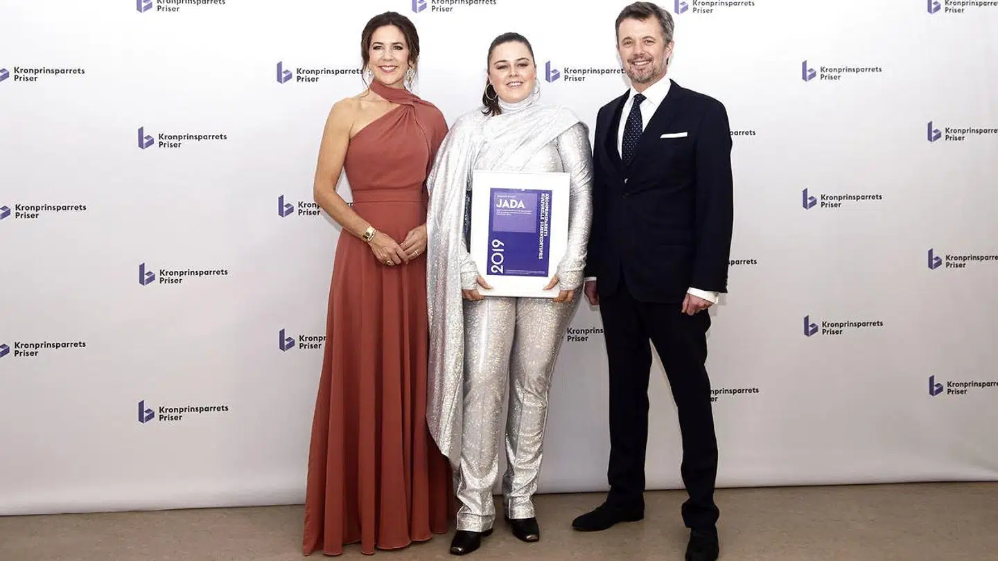 Kronprins Frederik og Kronprinsesse Mary sammen med prismodtager af kronprinsparrets kulturelle Stjernedryspris; sanger og sangskriver Jada. Kronprins Frederik og Kronprinsesse Mary uddeler Kronprinsparrets Priser i Odeon, Odense, lørdag den 2. november 2019.