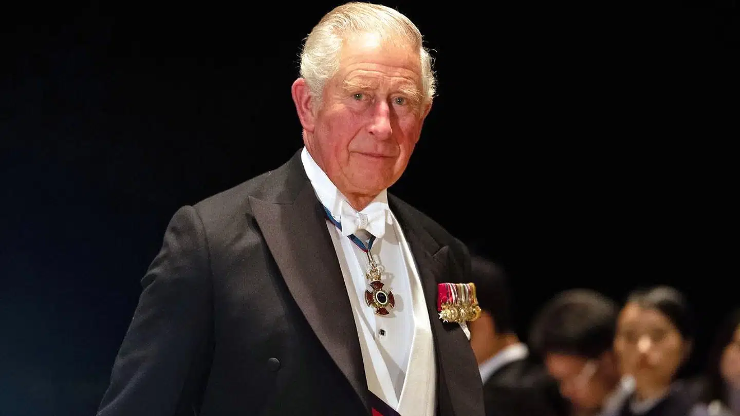 Prins Charles er ufrivilligt endt i en kedelig sag om forfalsket kunst, skriver avisen dailymail.