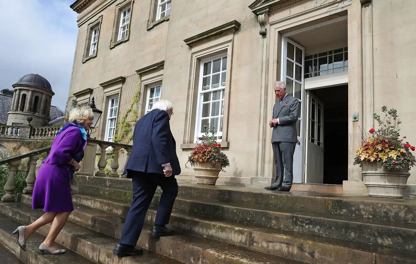 Prins Charles tager imod gæster på Dumfries House. Huset, der er hovedkontor for en af prinsens velgørenhedsorganisationer, ligger i det sydvestlige Skotland. På billedet er det Irlands præsident, Michael D. Higgins og hans kone, Sabina Higgins, der i 2017 er på visit.