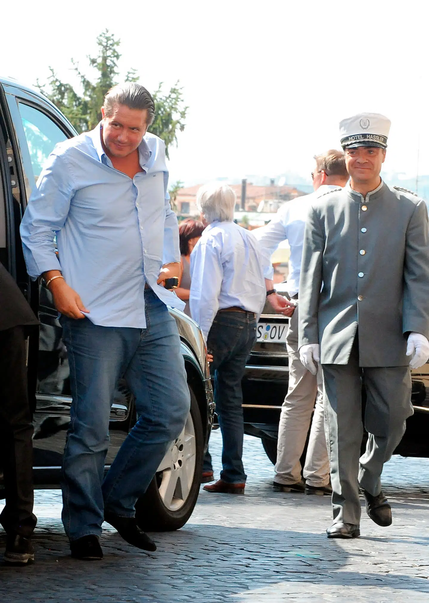 Den nu konkursramte forretningsmand James Stunt er kendt for sin kunst og vinsamling og har lånt 17 malerier ud til prins Charles' Dumfries House. Flere af billederne bliver nu hængt ud som forfalskninger. ARKIV